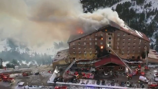 L'impianto sciistico in Turchia divorato dalle fiamme: la lotta dei vigili del fuoco contro il rogo sul tetto