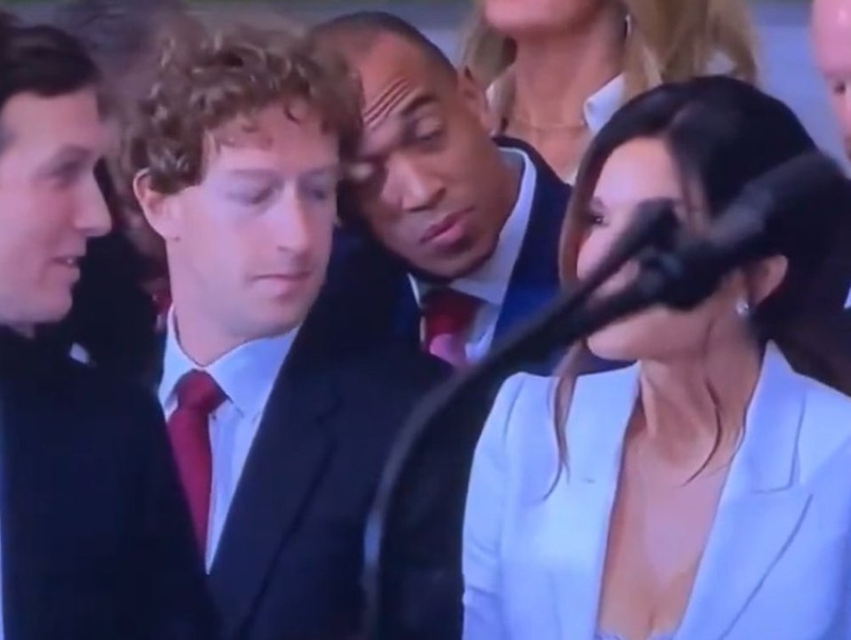 Mark Zuckerberg starrt Jeff Bezos' Verlobter aufs Dekolleté