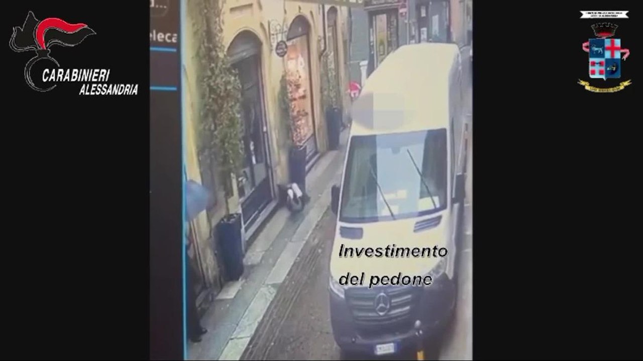 Alessandria, a bordo di un monopattino travolge un anziano e poi fugge