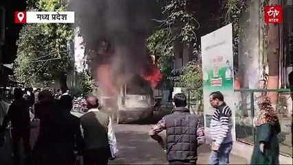 जनसुनवाई में किसान ने जलाई खुद की गाड़ी, आत्मदाह करने को हुआ उतारु, लोगों ने बमुश्किल बचाया