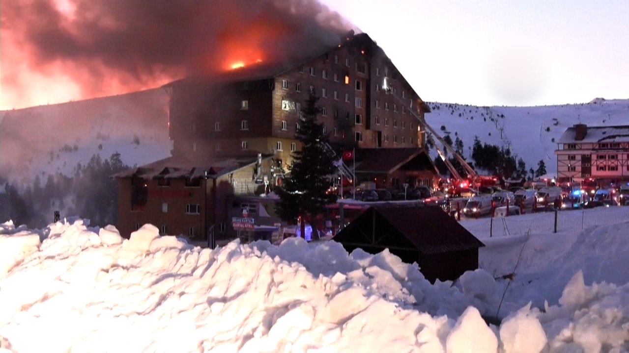En Turquie, un hôtel prend feu dans une station de ski, faisant au moins 10 morts
