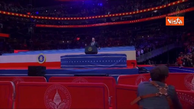 Elon Musk ringrazia il pubblico: Vorrei darvi il mio cuore. Il gesto scambiato per un saluto romano