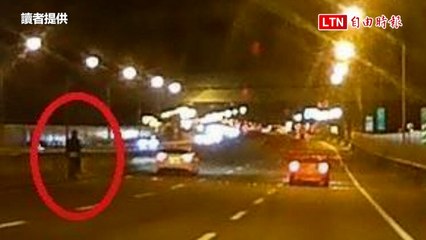 險象環生！台74線騎士掉手機 竟走中央分隔島沿路找(讀者提供)