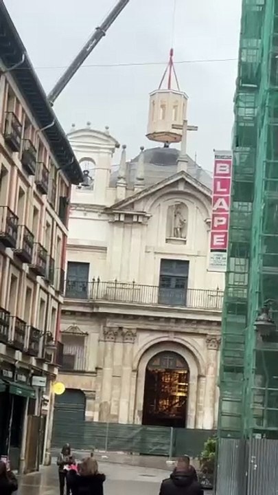 Colocación de la nueva linterna de la Vera Cruz