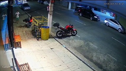 Câmeras flagram furto de capacete na Jatiúca