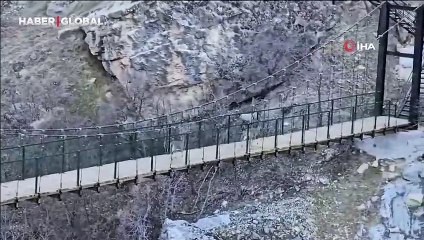 Yaban keçilerinin asma köprü üzerindeki sevimli halleri