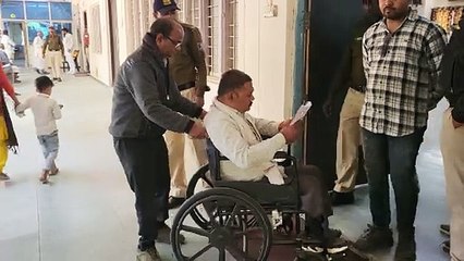 जनसुनवाई मे दिव्यांग का सब्र टुटा और उसने CEO पर निकाला गुस्सा अधिकारी देखते रहे