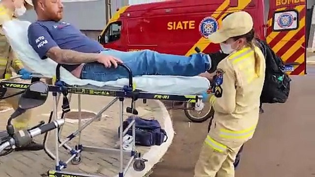 Homem fica ferido após colisão entre CB300 e Ford Ka na Avenida Rocha Pombo