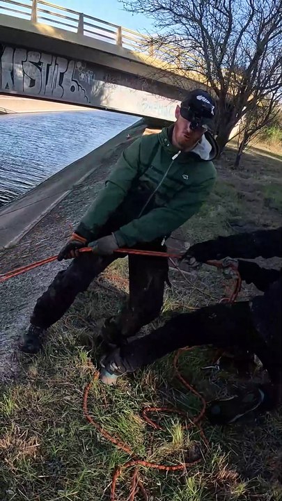 On trouve un coffre-fort au fond du canal !