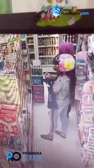 Emak-emak Terekam CCTV Mencuri di Alfamart Depan SPBU Pedang Musi Rawas