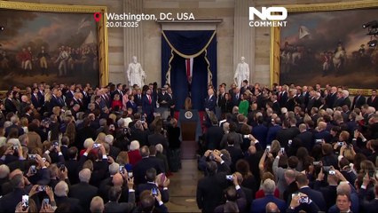 Il saluto militare di Donald Trump all'inno nazionale americano