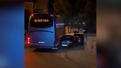 Otobüs şoförü polisin 'Dur' ihtarına uymadı araçlara çarptı! O anlar kamerada