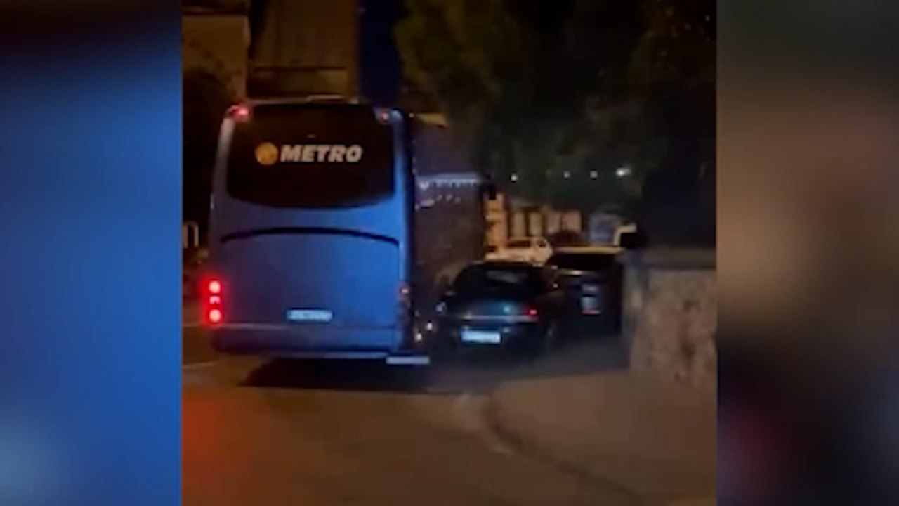 Otobüs şoförü polisin 'Dur' ihtarına uymadı araçlara çarptı! O anlar kamerada