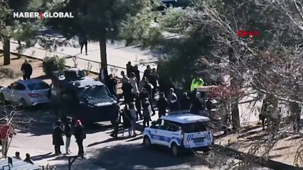 Adliye çıkışı tekmeli yumruklu kavga: O anlar kamerada