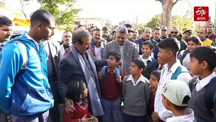 काफिला रोक स्कूली बच्चों से मिले सीएम सुक्खू, स्कूल और पढ़ाई के बारे में लिया फीडबैक