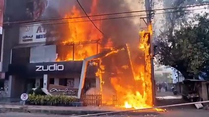 ব‍্যারাকপুরে শপিং মল ও বিরিয়ানির দোকানে ভয়াবহ অগ্নিকাণ্ড।হতাহতের খবর না মিললেও বড় ক্ষয়ক্ষতির আশঙ্কা।