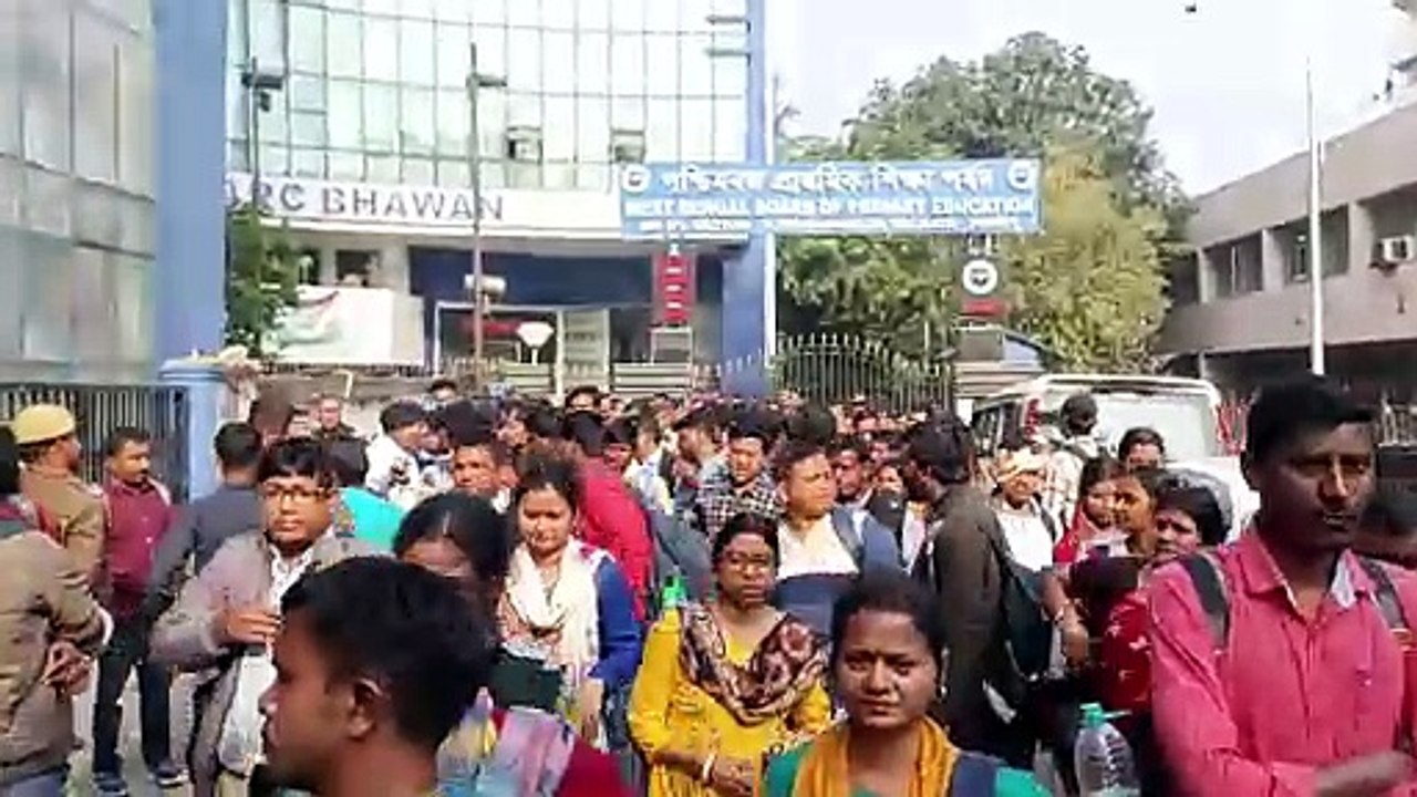 সল্টলেকে APC ভবনের ভিতরে বসে পড়ে বিক্ষোভ। নিয়োগ পত্রের দাবিতে বিক্ষোভ। ৯৫৩৩ জনের মধ্যে বাকি থাকা ৩০১ জনকে নিয়োগ পত্র দেওয়ার দাবিতে বিক্ষোভ চাকরি প্রার্থীদের। আচমকা APC ভবনের ভিতরে ঢুকে পড়ায় বিধাননগর প