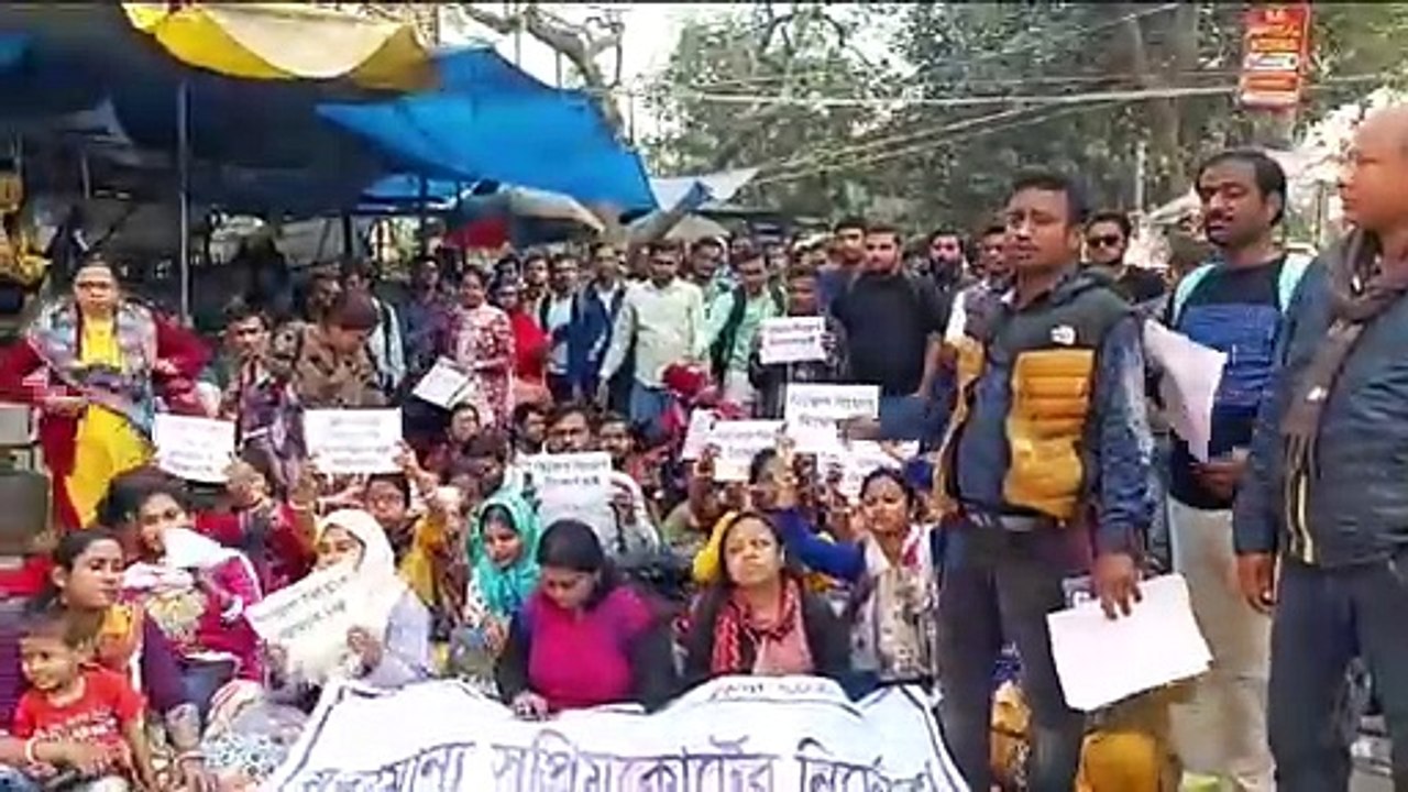সল্টলেকে APC ভবনের ভিতরে বসে পড়ে বিক্ষোভ। নিয়োগ...