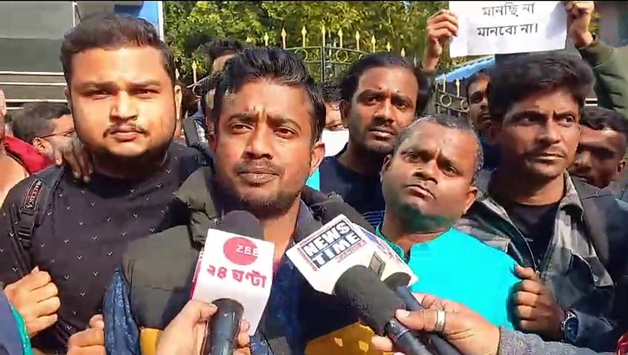 সল্টলেকে APC ভবনের ভিতরে বসে পড়ে বিক্ষোভ। নিয়োগ পত্রের দাবিতে বিক্ষোভ। ৯৫৩৩ জনের মধ্যে বাকি থাকা ৩০১ জনকে নিয়োগ পত্র দেওয়ার দাবিতে বিক্ষোভ চাকরি প্রার্থীদের। আচমকা APC ভবনের ভিতরে ঢুকে পড়ায় বিধাননগর প