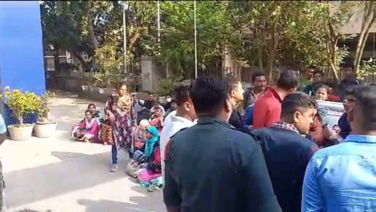 সল্টলেকে APC ভবনের ভিতরে বসে পড়ে বিক্ষোভ। নিয়োগ পত্রের দাবিতে বিক্ষোভ। ৯৫৩৩ জনের মধ্যে বাকি থাকা ৩০১ জনকে নিয়োগ পত্র দেওয়ার দাবিতে বিক্ষোভ চাকরি প্রার্থীদের। আচমকা APC ভবনের ভিতরে ঢুকে পড়ায় বিধাননগর প