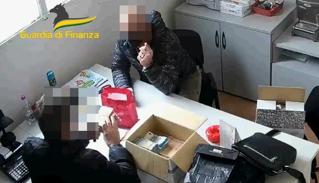 Soldi fatture false su conti cinesi e “rientrati” in contanti in Italia: 54 indagati tra Napoli e Caserta (21.01.25)