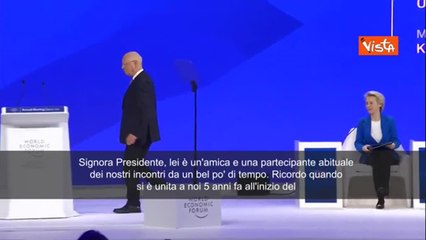 Klaus Schwab inaugura Davos con von der Leyen: «I prossimi cinque anni saranno cruciali per l’Ue»