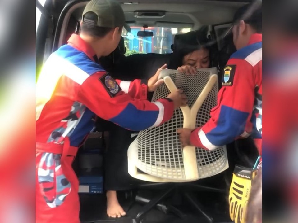 Frau hängt mit Nasenpiercing an Stuhl fest - Feuerwehr muss helfen