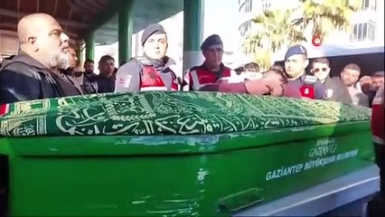 Yangında ölen 2 çocuk defnedildi, özel izinle cenazeye katılan baba gözyaşlarına boğuldu