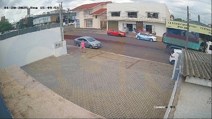 Equipe realiza limpeza da Rua Pio XII após incidente com caminhão no bairro Neva