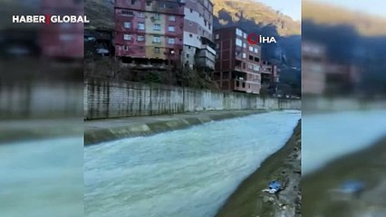 Derede mahsur kaldığını görenler böyle kurtarmaya çalıştı