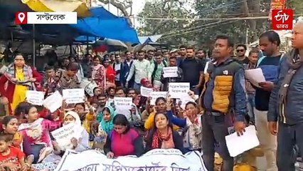 সল্টলেকে APC ভবনের ভিতরে বসে পড়ে বিক্ষোভ। নিয়োগ পত্রের দাবিতে বিক্ষোভ। ৯৫৩৩ জনের মধ্যে বাকি থাকা ৩০১ জনকে নিয়োগ পত্র দেওয়ার দাবিতে বিক্ষোভ চাকরি প্রার্থীদের। আচমকা APC ভবনের ভিতরে ঢুকে পড়ায় বিধাননগর প