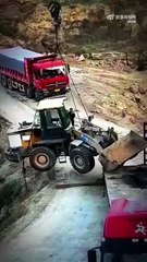 Forklift fail lifting by crane