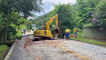 Carro "engolido" por cratera em Florianópolis foi removido nesta terça-feira