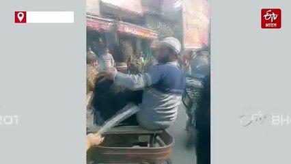 मार्केट से गुजर रही ई रिक्शा अचानक बनी आग का गोला, चालक के साथ छात्र घायल