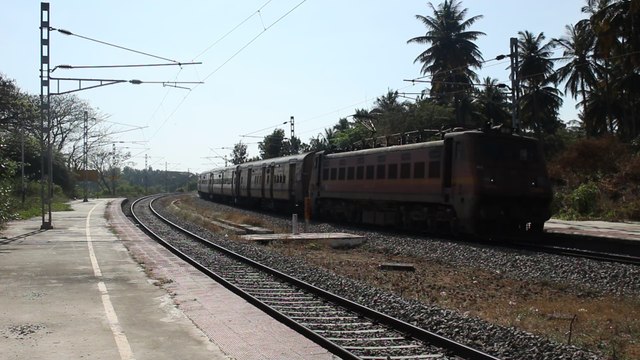Indian Railways WAP4 22970 passes with train 12786 Kacheguda Superfast Express Palahalli station