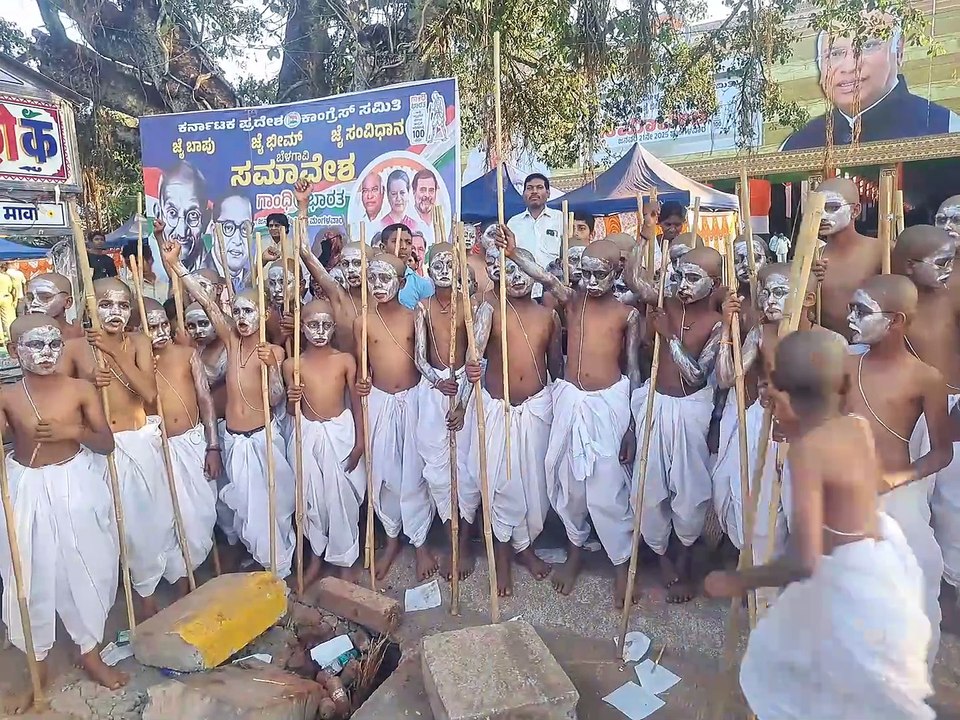 ಕಾಂಗ್ರೆಸ್ ಸಮಾವೇಶದಲ್ಲಿ ಮಹಾತ್ಮನ ದರ್ಶನ: ಗಮನ ಸೆಳೆದ 101 ಗಾಂಧೀಜಿ ವೇಷಧಾರಿ ಮಕ್ಕಳು