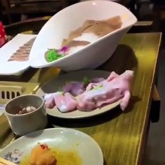 Au restaurant, un morceau de viande rampe hors de l'assiette sous les cris des clients