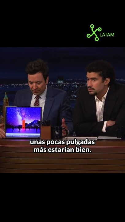 Bad Bunny prueba una laptop de pantalla enrolladle