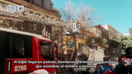 Bomberos rescatan a hombre de lo alto de un árbol, en el Centro Histórico