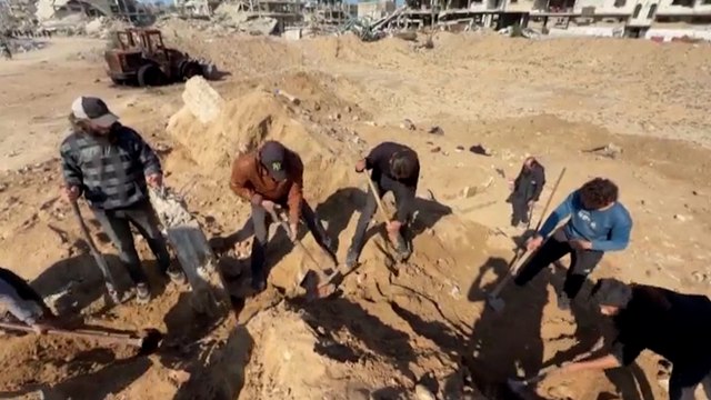 Los gazatíes buscan en cementerios a sus seres queridos