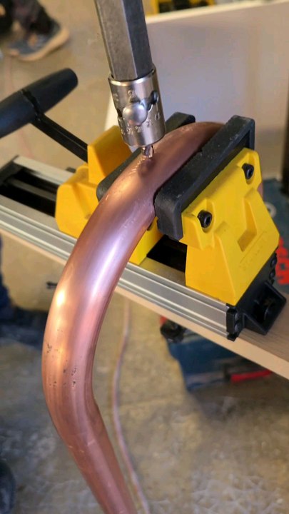 #france #followers-f #fyp #plumber #viral_video #follow #tiktokviral #ASMR nous effectuons un piquage en diamètre 14 sur un cuivre diamètre 28 afin de braser le purgeur automatique