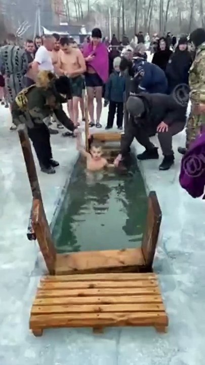 Un petit bain d'eau glacée pas vraiment prévu pour lui