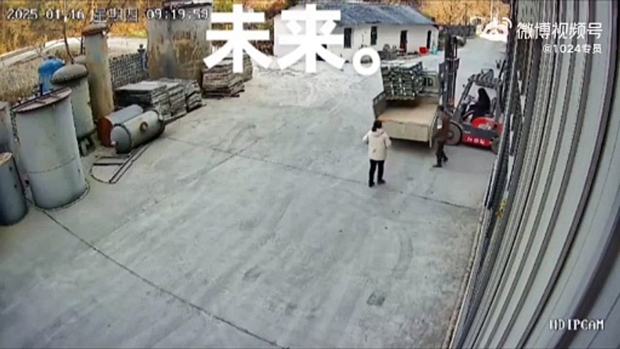 Elle aurait bien besoin d'apprendre à conduire son charriot élévateur