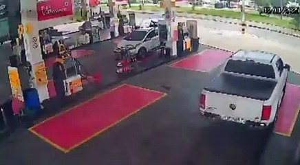 VÍDEO: Homem atropela e mata cachorro em posto de gasolina em cidade baiana