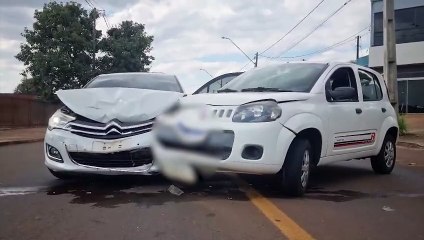 Acidente de trânsito entre dois carros é registrado na Avenida Tito Muffato