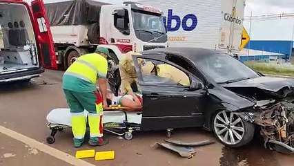 Após colisão com carro, carreta tomba na BR-277; Siate atende feridos