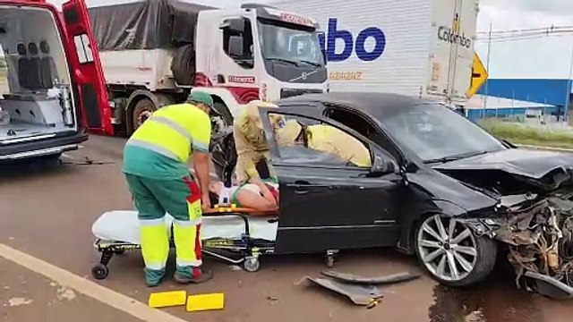 Após colisão com carro, carreta tomba na BR-277; Siate atende feridos