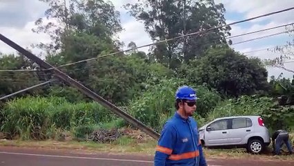 Indo para consulta médica, motorista se envolve em acidente e derruba poste no Santa Cruz