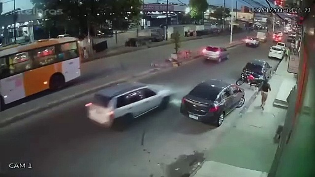 Moto 'dando grau' atinge duas pessoas Paripe