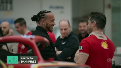 Lewis Hamilton visita sede da Ferrari e leva fãs à loucura
